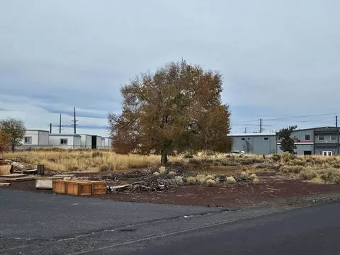 975 SW 1st St, Redmond, OR 97756