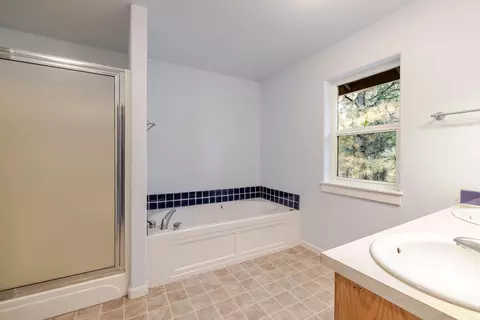 Bath - 14450 Mountain View Loop, Sisters, OR 97759 photo 2 of 5