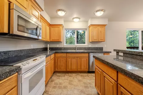 Kitchen - 14450 Mountain View Loop, Sisters, OR 97759 photo 2 of 2