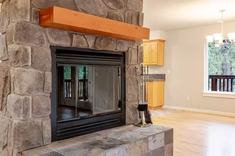 Living - 14450 Mountain View Loop, Sisters, OR 97759 photo 4 of 9