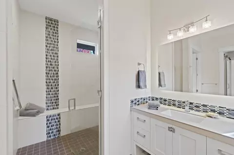 Bath - 61475 Hackleman Ct, Bend, OR 97702 photo 4 of 7