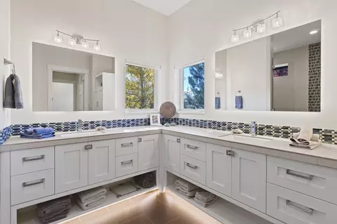 Bath - 61475 Hackleman Ct, Bend, OR 97702 photo 2 of 7