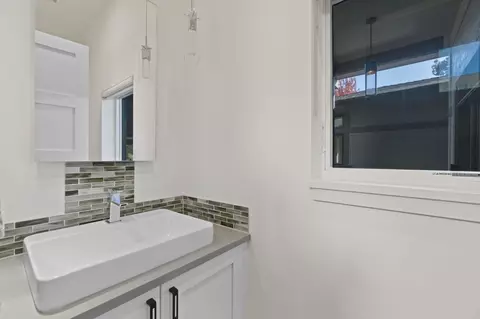 Bath - 61475 Hackleman Ct, Bend, OR 97702 photo 1 of 7
