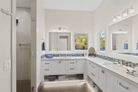 Bath - 61475 Hackleman Ct, Bend, OR 97702 photo 3 of 7