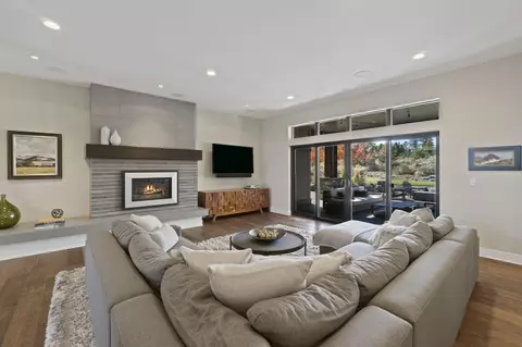 Living - 61475 Hackleman Ct, Bend, OR 97702 photo 2 of 5