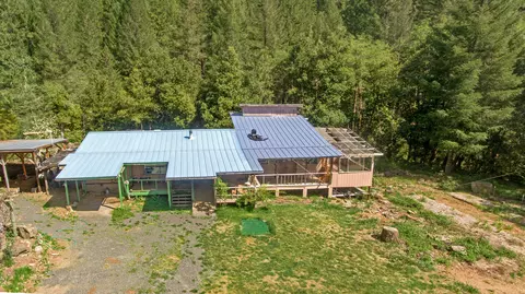 437 Little Grayback Rd, Cave Junction, OR 97523