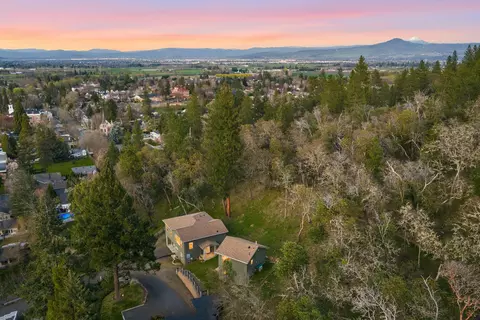 330 E Fir St, Jacksonville, OR 97530