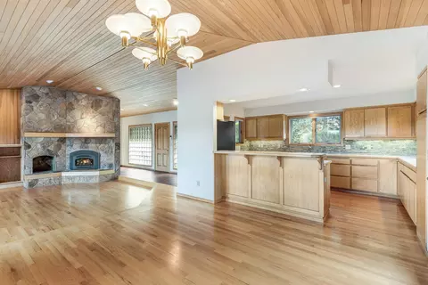 Living - 19666 Sunshine Way, Bend, OR 97702 photo 4 of 6