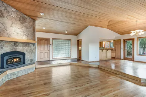 Living - 19666 Sunshine Way, Bend, OR 97702 photo 3 of 6