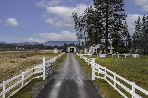408 Oak Grove Rd, Medford, OR 97501