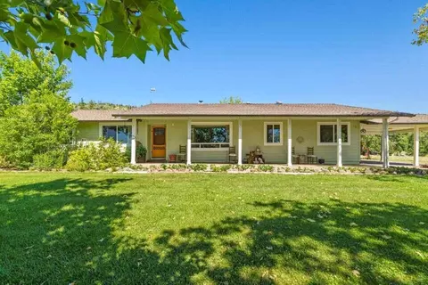 800 Hillandale Cir, Eagle Point, OR 97524