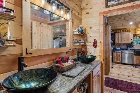 Bath - 11963 Beechwood Dr, La Pine, OR 97739 photo 2 of 3