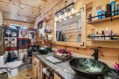 Bath - 11963 Beechwood Dr, La Pine, OR 97739 photo 1 of 3