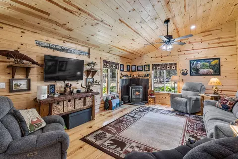 Living - 11963 Beechwood Dr, La Pine, OR 97739 photo 2 of 3