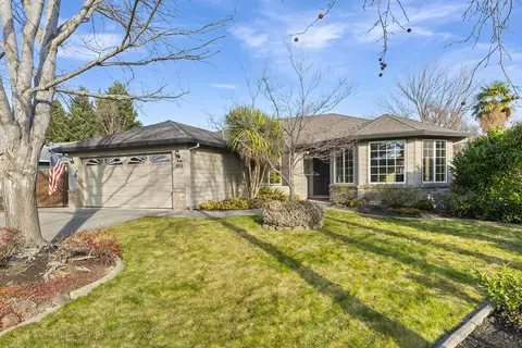 108 Meadow View Dr, Phoenix, OR 97535