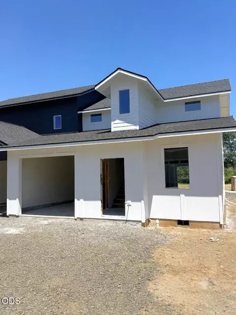201 Bogey Ln, Eagle Point, OR 97524