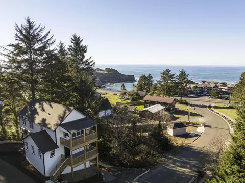 640 NE Lillian Ln, Depoe Bay, OR 97341
