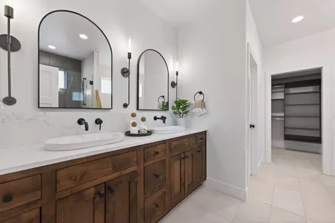 Bath - 62637 Mt Hood Dr, Bend, OR 97703 photo 1 of 7