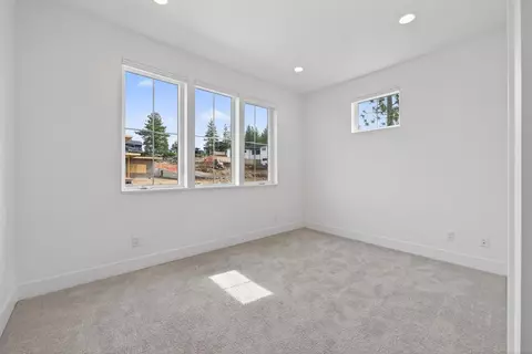 Bedroom - 62637 Mt Hood Dr, Bend, OR 97703 photo 6 of 8
