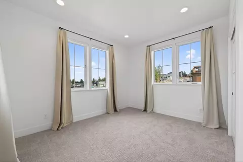 Bedroom - 62637 Mt Hood Dr, Bend, OR 97703 photo 3 of 8