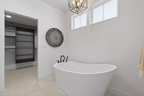 Bath - 62637 Mt Hood Dr, Bend, OR 97703 photo 3 of 7
