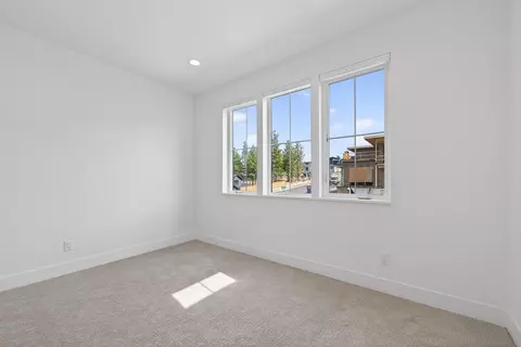 Bedroom - 62637 Mt Hood Dr, Bend, OR 97703 photo 8 of 8