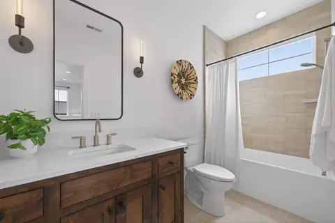 Bath - 62637 Mt Hood Dr, Bend, OR 97703 photo 6 of 7