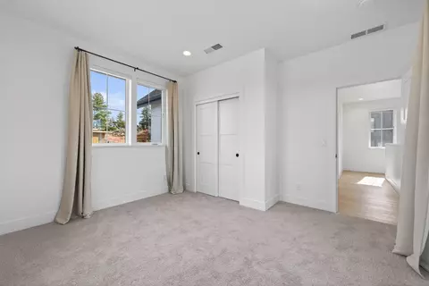 Bedroom - 62637 Mt Hood Dr, Bend, OR 97703 photo 4 of 8