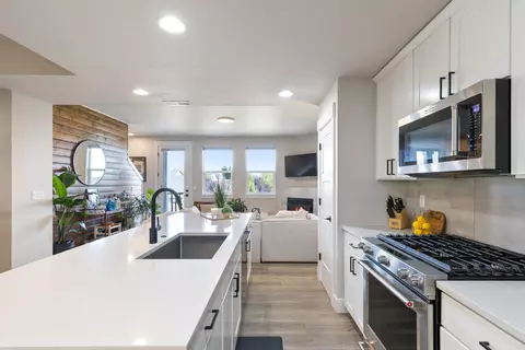 Kitchen - 20551 Gloucester Ln, Bend, OR 97701 photo 3 of 4