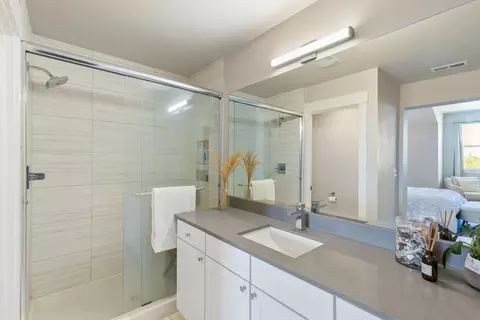 Bath - 20551 Gloucester Ln, Bend, OR 97701 photo 2 of 3