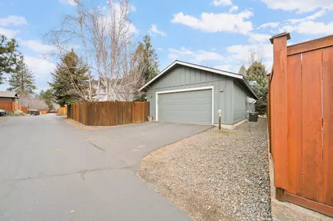 Exterior - 20381 Aberdeen Dr, Bend, OR 97702 photo 7 of 7