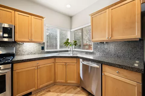 Kitchen - 20381 Aberdeen Dr, Bend, OR 97702 photo 4 of 5