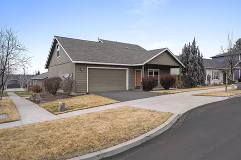 Exterior - 20702 Beaumont Dr, Bend, OR 97701 photo 3 of 5
