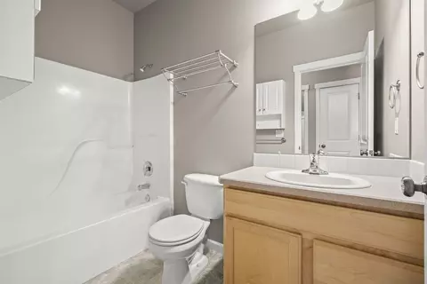 Bath - 20702 Beaumont Dr, Bend, OR 97701 photo 1 of 2