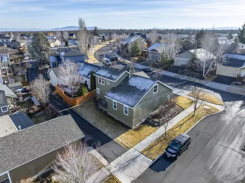 View/Area - 20702 Beaumont Dr, Bend, OR 97701 photo 3 of 13