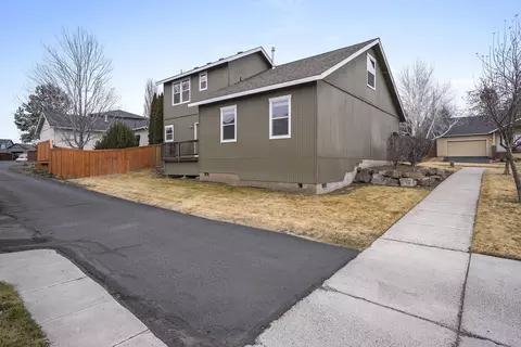 Exterior - 20702 Beaumont Dr, Bend, OR 97701 photo 2 of 5