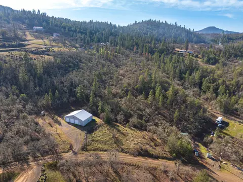 365 White Tail Dr, Eagle Point, OR 97524 photo 2
