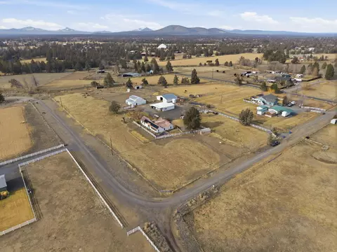 7123 SW 51st St, Redmond, OR 97756
