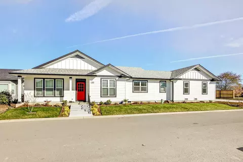 280 Oak Valley Dr, Talent, OR 97540