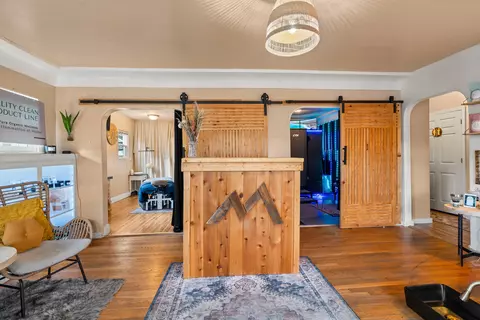 27 Crater Lake Ave, Medford, OR 97504