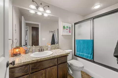 Bath - 917 Stonewater Dr, Eagle Point, OR 97524 photo 2 of 2