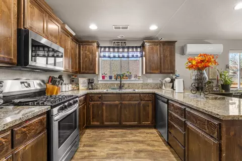 Kitchen - 917 Stonewater Dr, Eagle Point, OR 97524 photo 1 of 3