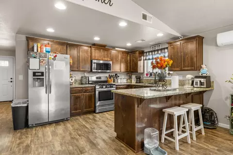 Kitchen - 917 Stonewater Dr, Eagle Point, OR 97524 photo 2 of 3