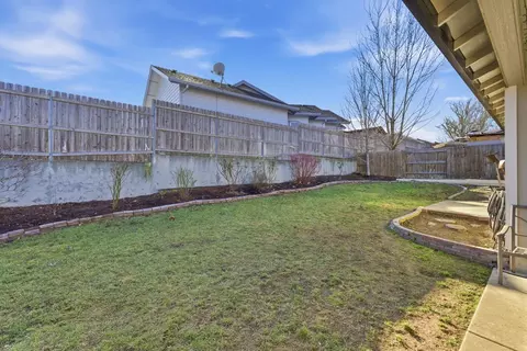 Exterior - 917 Stonewater Dr, Eagle Point, OR 97524 photo 5 of 5