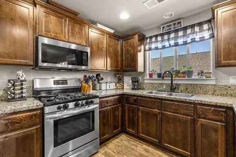 Kitchen - 917 Stonewater Dr, Eagle Point, OR 97524 photo 3 of 3