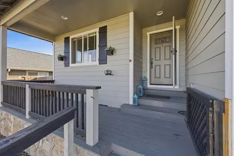 Exterior - 917 Stonewater Dr, Eagle Point, OR 97524 photo 3 of 5