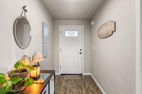 Entry Way - 917 Stonewater Dr, Eagle Point, OR 97524 photo 1 of 2