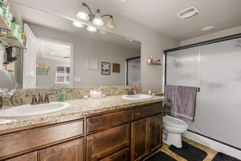 Bath - 917 Stonewater Dr, Eagle Point, OR 97524 photo 1 of 2
