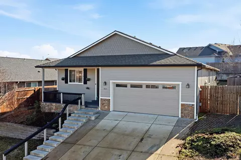 Exterior - 917 Stonewater Dr, Eagle Point, OR 97524 photo 2 of 5