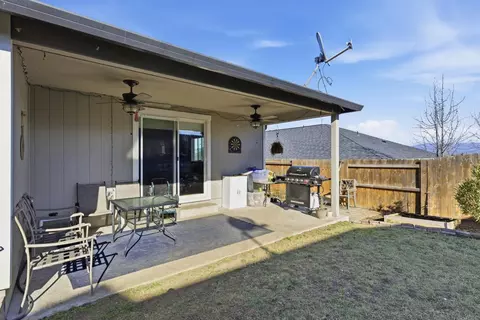 Exterior - 917 Stonewater Dr, Eagle Point, OR 97524 photo 4 of 5